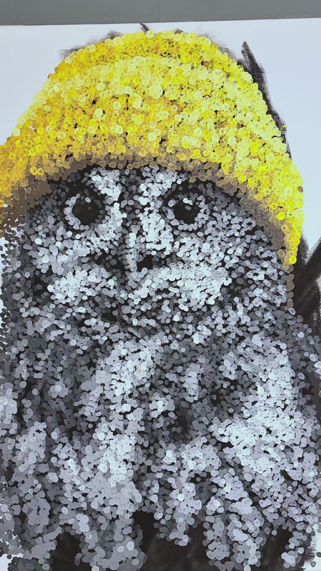 Pen Plotter malt Eule, die eine gelbe Wollmütze auf dem Kopf trägt